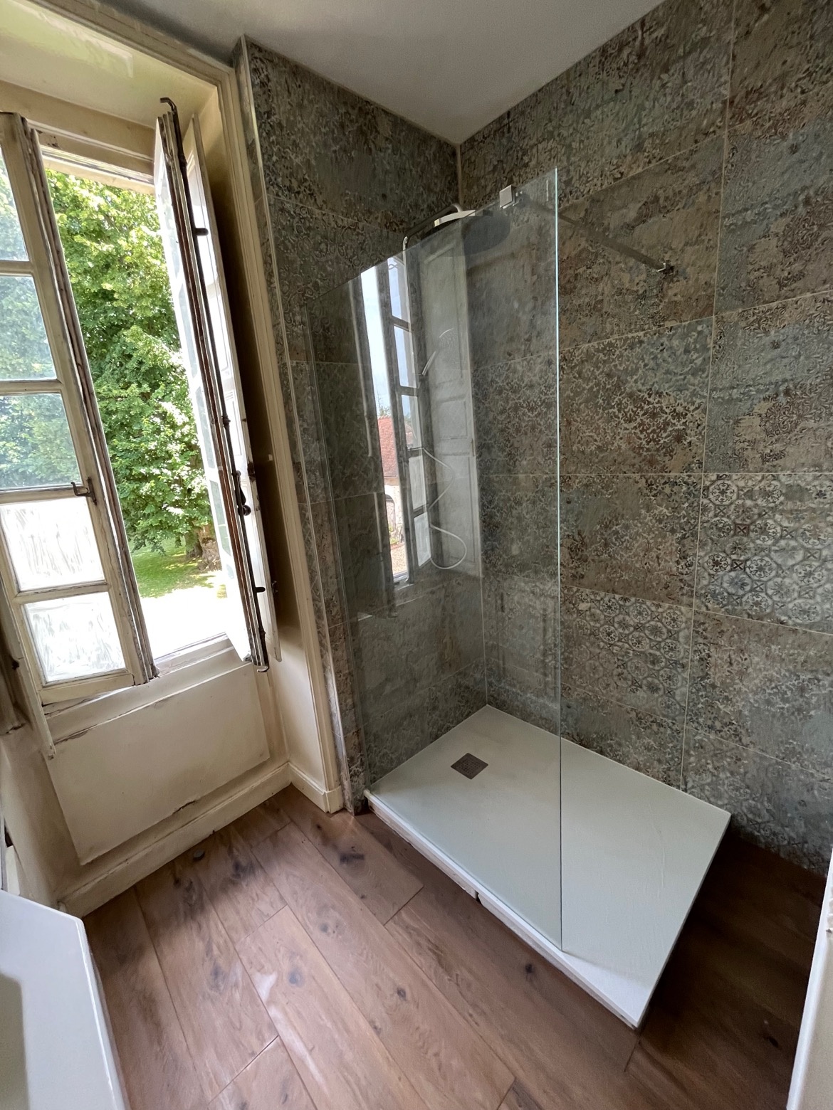 Douche à l'italienne avec parois vitrées et carrelage décoratif
