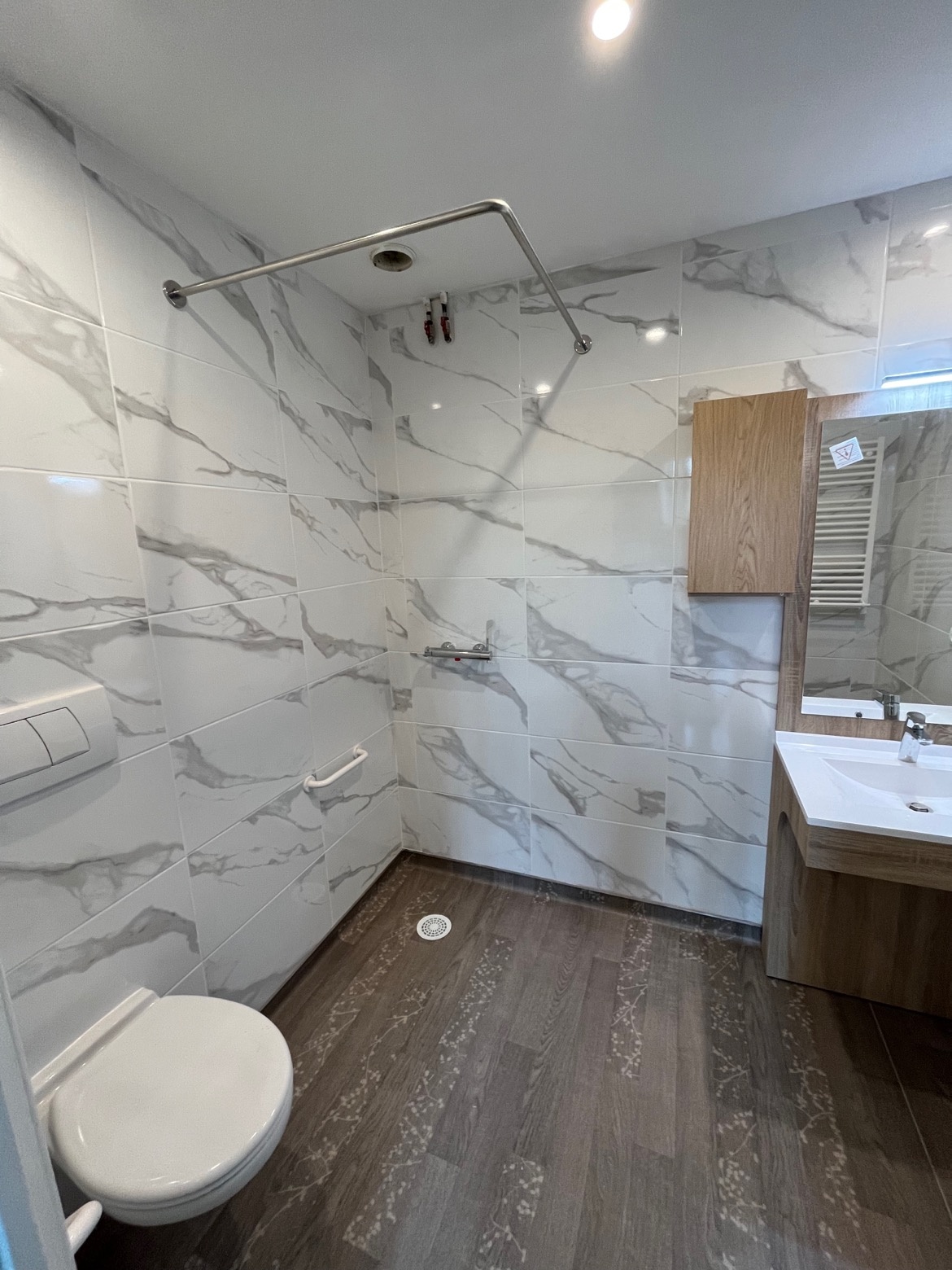 Salle de bain PMR avec carrelage effet marbre et sol antidérapant