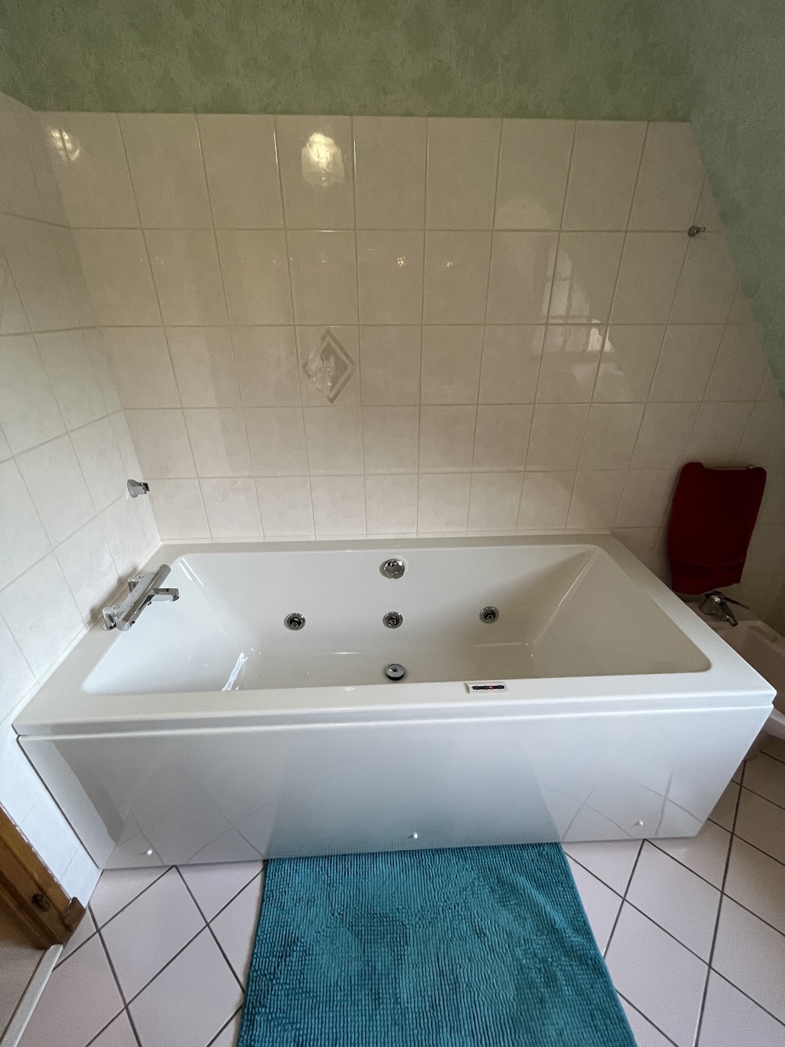 Installation d'une baignoire balnéo avec robinetterie intégrée