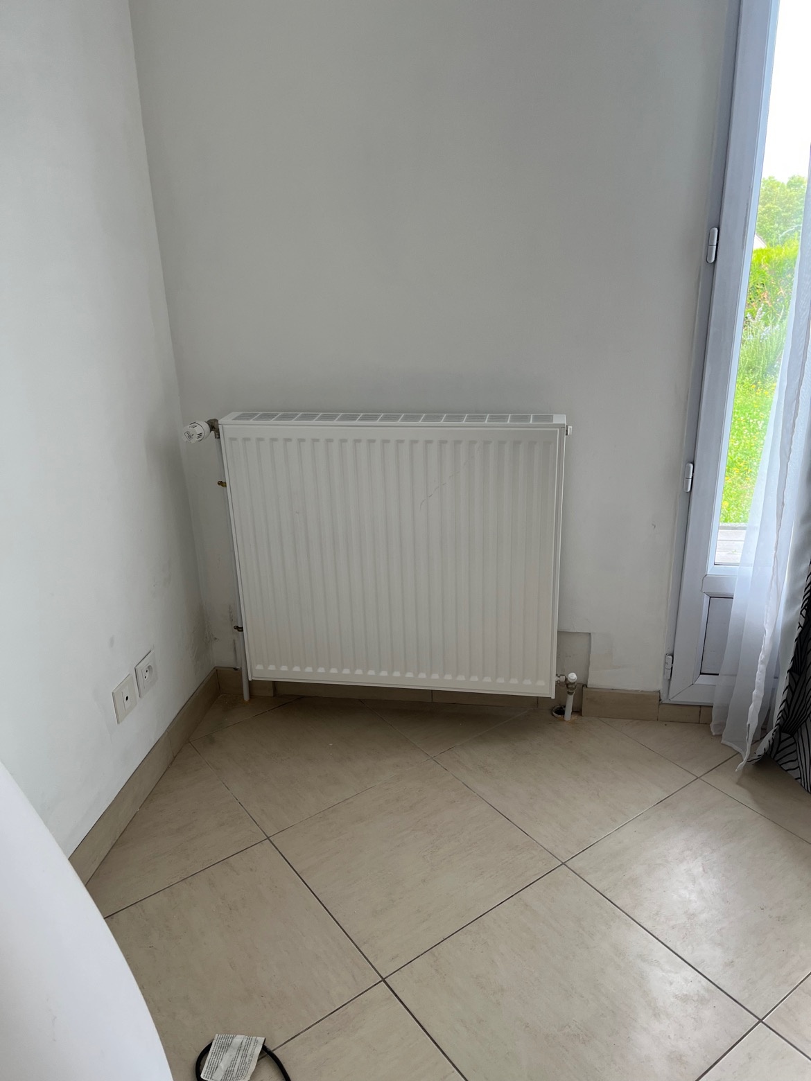 Pose d'un radiateur à eau chaude classique